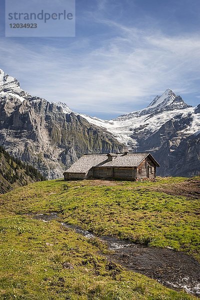 Berghütte  Blick auf Großes Fiescherhorn  Eiger  Mönch  Jungfrau  Grindelwald  Bern  Schweiz  Europa