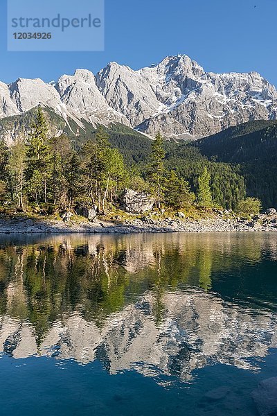 Eibsee und Zugspitze  Spiegelung im See  Wettersteingebirge  bei Grainau  Oberbayern  Bayern  Deutschland  Europa