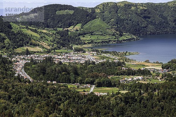 Blick vom Miradouro da Vista do Rei in den Vulkankrater Caldera Sete Cidades auf das Dorf Sete Cidades und den Kratersee Lagoa Azul  São Miguel  Azoren  Portugal  Europa