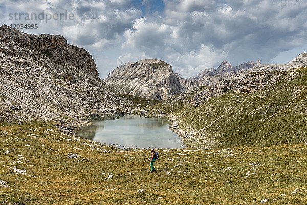 Wanderer am Bergsee Lech de Crespeina  hinter dem Col de La Pieres  Naturpark Park Puez-Geisler  Dolomiten  Gröden  Südtirol  Trentino-Südtirol  Italien  Europa