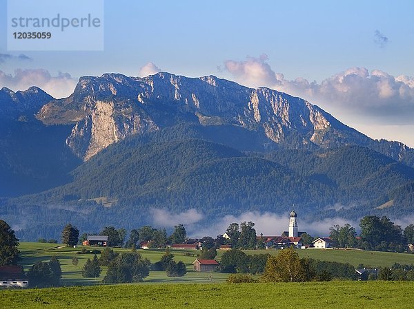 Gaißach mit Benediktenwand  Tölzer Land  Isarwinkel  Alpenvorland  Oberbayern  Bayern  Deutschland  Europa