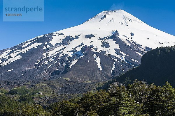 Schneebedeckter Vulkan Villarrica  Pucon  Südchile  Chile  Südamerika