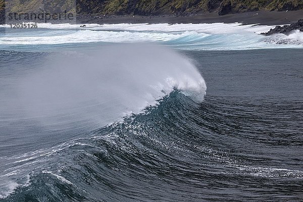 Brechende Wellen  starker Wellengang  Gischt  Baia da Ribeira das Cabras  Insel Faial  Azoren  Portugal  Europa