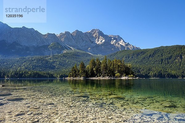 Eibsee mit Sasseninsel und Zugspitze  bei Grainau  Wettersteingebirge  Werdenfelser Land  Oberbayern  Bayern  Deutschland  Europa