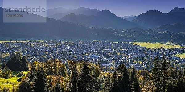 Blick auf Oberstdorf  auf der Rückseite des Hohen Ifen  Gottesackerplateau und Toreck  Oberallgäu  Bayern  Deutschland  Europa