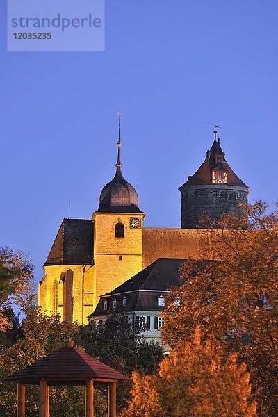 Altstadt mit Schoch-Turm und Kirche St. Cyriakus  Abenddämmerung  Besigheim  Neckartal  Baden-Württemberg  Deutschland  Europa