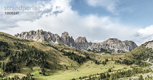 Grödnerjoch  Passo Gardena  2121m  Puez Gruppe im Hintergrund  Naturpark Puez Geisler  Dolomiten  Wolkenstein  Südtirol  Trentino-Südtirol  Italien  Europa