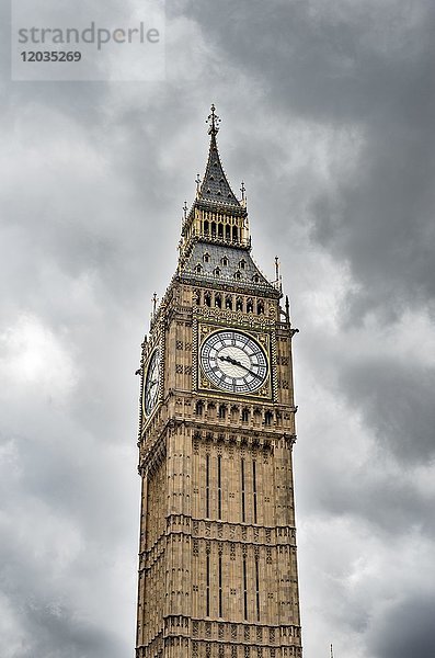 Glockenturm Big Ben vor einem dunklen bewölkten Himmel  London  England  Großbritannien