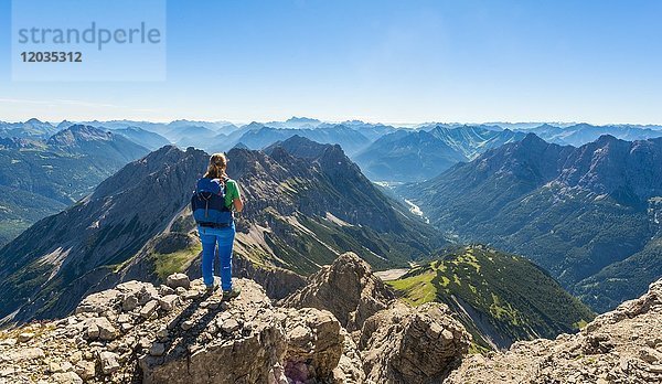 Wanderer mit Blick auf Berge und Alpen  Blick vom Hochvogel  links Kleiner Roßzahn  Allgäu  Allgäuer Hochalpen  Bayern  Deutschland  Europa