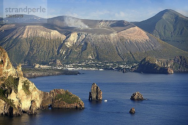 Blick vom Belvedere Quattrocchi auf Punta del Perciato  Pietralunga und den Gran Cratere der gegenüberliegenden Insel Vulcano  Insel Lipari  Liparische Inseln  Italien  Europa