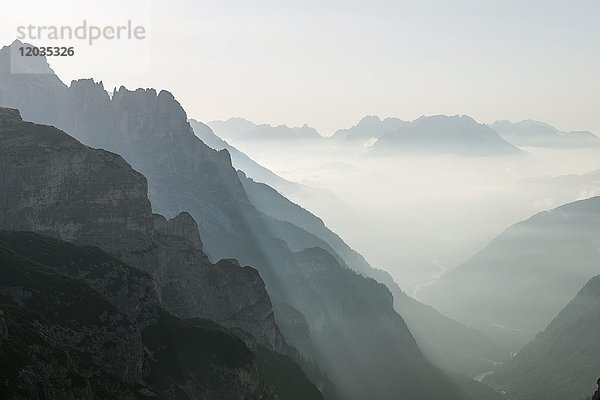 Silhouetten von Bergen  Talblick  Sextner Dolomiten  Südtirol  Trentino-Südtirol  Südtirol  Italien  Europa