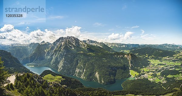 Blick auf den Königssee  Watzmann und Schönau vom Jenner aus  Nationalpark Berchtesgaden  Berchtesgadener Land  Oberbayern  Bayern  Deutschland  Europa