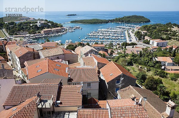 Blick über die Dächer der Altstadt und den Hafen  Vrsar  Istrien  Kroatien  Europa