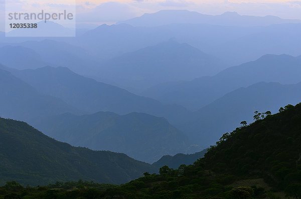 Bergketten der Cordillera Oriental  östliche Anden  mit Sonnenuntergang  La Higuera  Santa Cruz  Bolivien  Südamerika