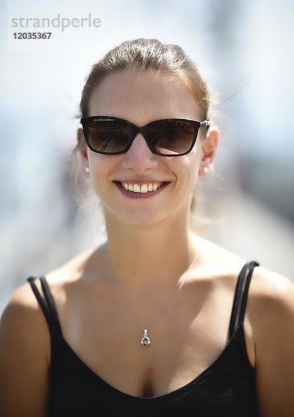 Mädchen mit Sonnenbrille  Porträt  Deutschland  Europa