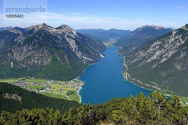 Blick auf den Achensee  vom Bärenkopf  Berglandschaft  Pertisau  Tirol  Österreich  Europa
