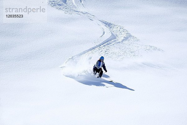 Einsamer Skifahrer im Tiefschnee  Freerider  Hochfügen  Zillertal  Tirol  Österreich  Europa