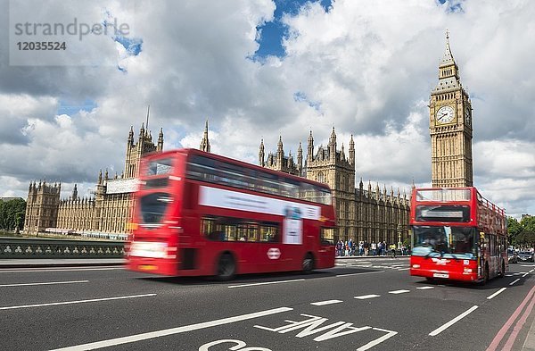 Zwei rote Doppeldeckerbusse auf der Westminster Bridge  Bewegungsunschärfe  Westminster Palace und Big Ben  London  England  Großbritannien