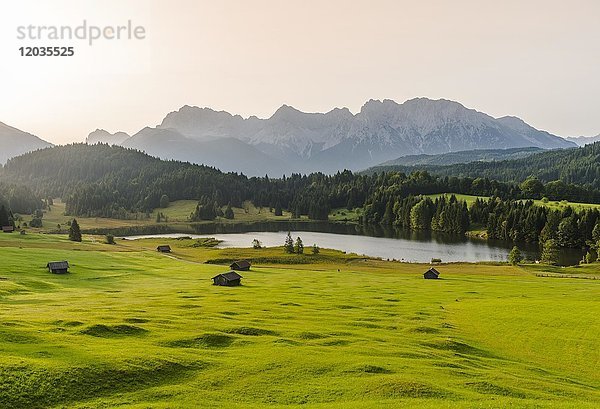 Geroldsee bei Sonnenaufgang  Mittenwald  Karwendel  Alpen  Bayern  Deutschland  Europa