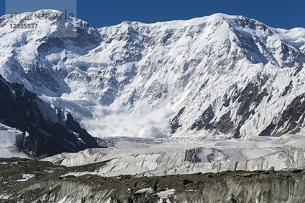 Lawine in der Nähe des Basislagers  Pabeda-Khan Tengry Gletschermassiv  Zentrales Tien Shan Gebirge  Grenze zwischen Kirgisistan und China  Kirgisistan  Asien