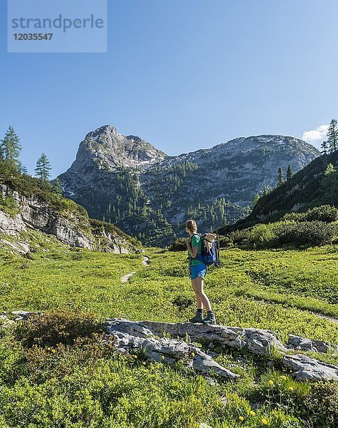 Wanderer auf Wanderweg zum Kärlingerhaus  Funtenseetauern  Nationalpark Berchtesgaden  Berchtesgadener Land  Oberbayern  Bayern  Deutschland  Europa