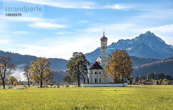 Wallfahrtskirche St. Coloman im Herbst  Schwangau  Füssen  Ostallgäu  Allgäu  Schwaben  Bayern  Deutschland  Europa