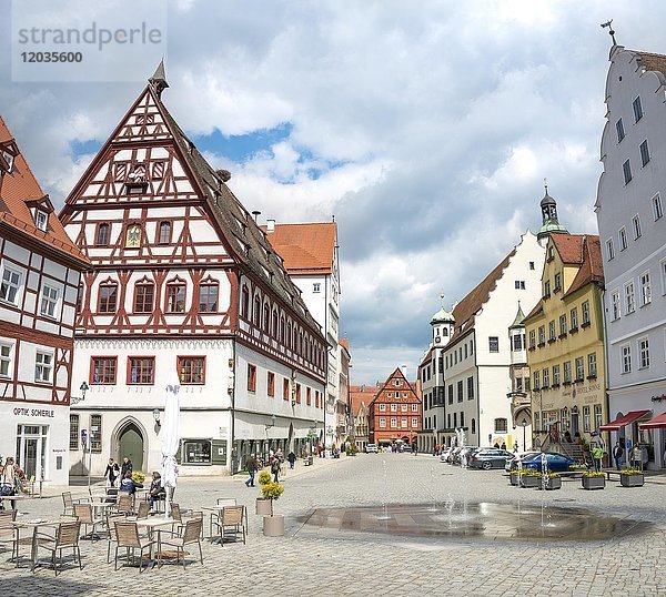 Altstadt  Fachwerkhäuser und Platz mit Brunnen  Nördlingen  Schwaben  Bayern  Deutschland  Europa