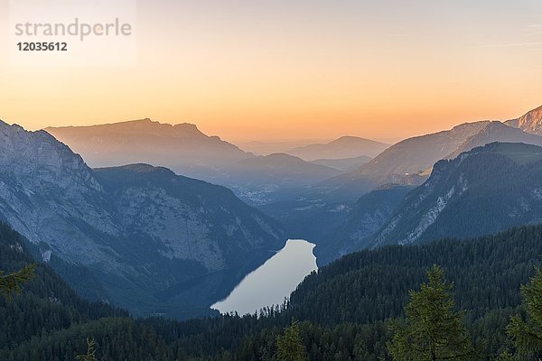 Blick auf den Königssee vom Feldkogel  Funtenseetauern  Sonnenuntergang  Nationalpark Berchtesgaden  Berchtesgadener Land  Oberbayern  Bayern  Deutschland  Europa