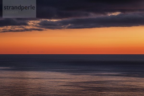 Abendhimmel über dem Meer  rot verfärbter Himmel nach Sonnenuntergang  bei Ginetes  São Miguel  Azoren  Portugal  Europa