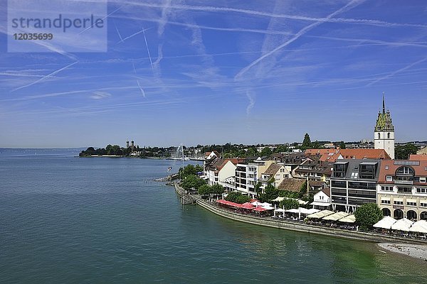 Panoramablick vom Aussichtsturm Moleturm auf die Kirche St. Nikolaus und die Schlosskirche  Friedrichshafen am Bodensee  Baden-Württemberg  Deutschland  Europa