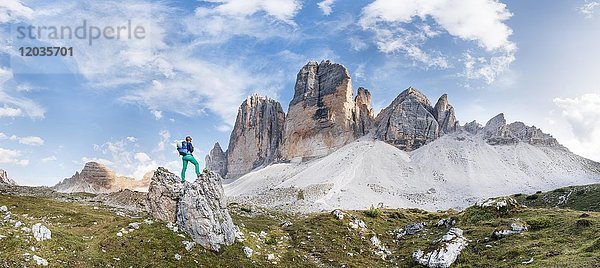Wanderer steht auf Felsen  Nordwände der Drei Zinnen von Lavaredo  Sextner Dolomiten  Südtirol  Trentino-Südtirol  Südtirol  Italien  Europa