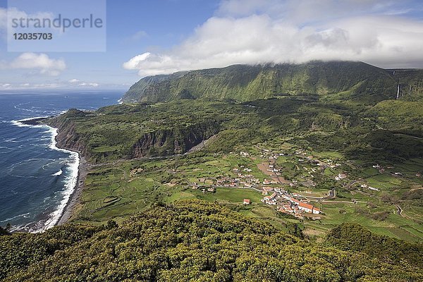 Blick auf Fajazinha  Westküste  Insel Flores  Azoren  Portugal  Europa