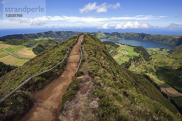 Weg zu einem Aussichtspunkt im Vulkankrater Caldera Sete Cidades  im Hintergrund rechts Kraterseen Lagoa Azul  Insel Sao Miguel  Azoren  Portugal  Europa