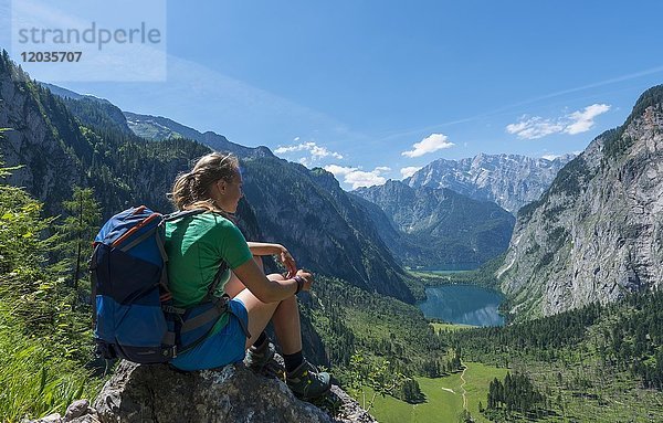 Blick auf den Obersee und Königsee  Wanderer auf dem Röthsteig  im Rücken Watzmann  Berchtesgaden  Oberbayern  Bayern  Deutschland  Europa