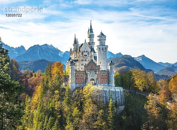 Schloss Neuschwanstein im Herbst  Schwangau  Ostallgäu  Allgäu  Schwaben  Oberbayern  Bayern  Deutschland  Europa
