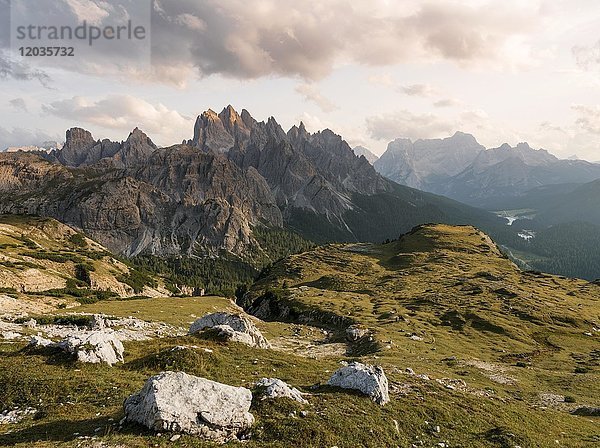 Sonnenuntergang am Monte Campedelle und Col de le Bisse  Sextner Dolomiten  Südtirol  Trentino-Südtirol  Südtirol  Italien  Europa