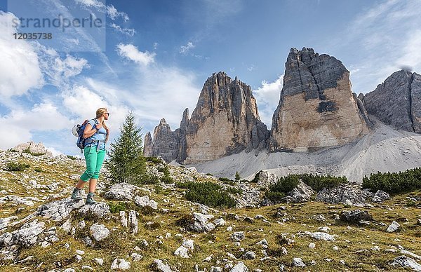 Wanderer auf dem Weg zum Col Forcellina  Nordwand der Drei Zinnen von Lavaredo  Sextner Dolomiten  Südtirol  Trentino-Südtirol  Südtirol  Italien  Europa