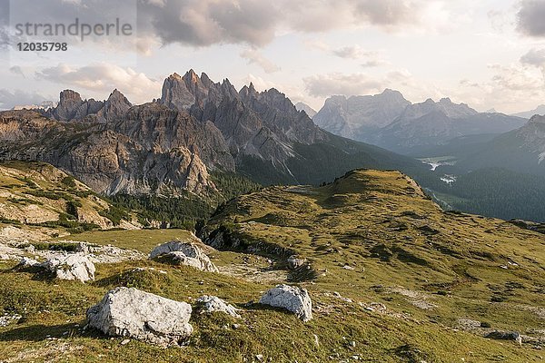 Sonnenuntergang am Monte Campedelle und Col de le Bisse  Sextner Dolomiten  Südtirol  Trentino-Südtirol  Südtirol  Italien  Europa