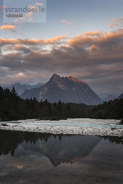 Flusslauf der Soca mit dem Berg Svinjak in Abendstimmung  Soca-Tal  Julische Alpen  Bovec  Triglav-Nationalpark  Slowenien  Europa