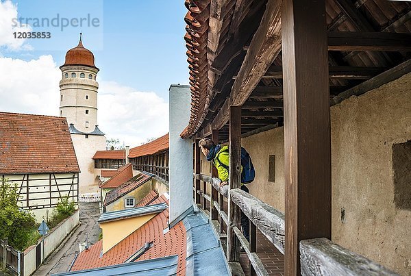 Junger Mann auf der alten Stadtmauer  hinter Turm Deininger Tor  Nördlingen  Schwaben  Bayern  Deutschland  Europa