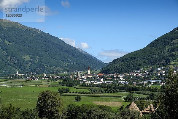 Blick auf Mals und den oberen Vinschgau  Vinschgau  Südtirol  Italien  Europa