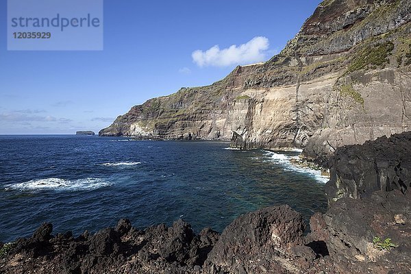 Steilküste an der Ponta da Ferraria  bei Ginetes  Insel Sao Miguel  Azoren  Portugal  Europa