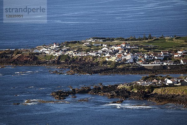 Blick vom Miradouro do Escalvaado auf Mosteiros  Insel Sao Miguel  Azoren  Portugal  Europa