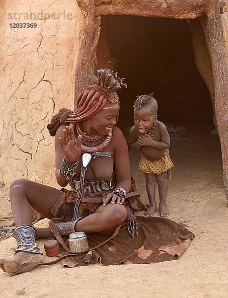 Himbafrau mit Kind vor der Lehmhütte  Kaokoveld  Namibia  Afrika