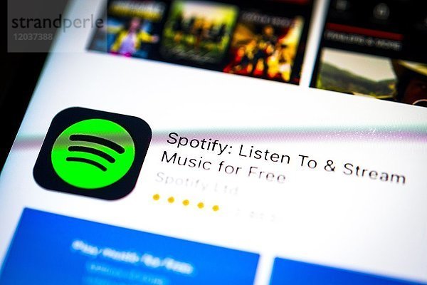 Spotifiy App im Apple App Store  Musik Streaming Dienst  App-Icon  Anzeige auf einem Bildschirm vom Handy  iPhone  iOS  Smartphone  Makroaufnahme  Detail  formatfüllend