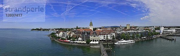 Panoramaaufnahme Blick von Aussichtsturm  Moleturm auf Kirche St. Nikolaus  Medienhaus  Zeppelin Museum  Friedrichshafen am Bodensee  Baden-Württemberg  Deutschland  Europa