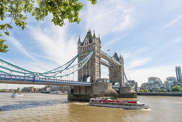 Ausflugsboot auf der Themse  Tower Bridge  Southwark  London  England  Großbritannien  Europa