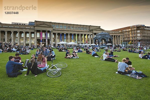 Menschen sitzen auf Wiese  Schlossplatz vor Königsbau  Stuttgart  Baden-Württemberg  Deutschland  Europa