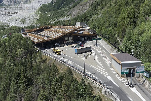 Mont-Blanc-Tunnel  Mautstation und Tunneleinfahrt auf italienischer Seite  Luftaufnahme  Courmayeur  Valle d'Aosta  Autonome Region Aosta-Tal  Italien  Europa