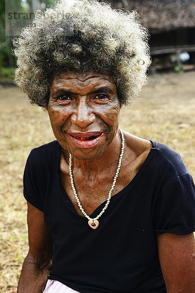 Volksstamm Korafe  Frau mit typischem Tattoo im Gesicht  Tufi  Papua-Neuguinea  Ozeanien